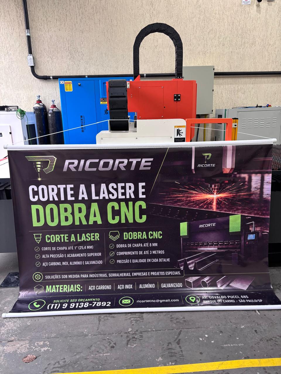 Estrutura da Ricorte com máquina de corte a laser e painel informativo
